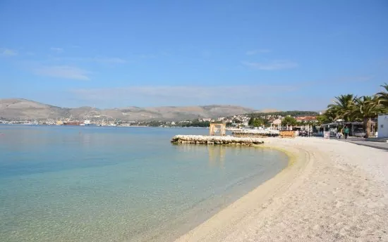 Trogir oblázková pláž.
