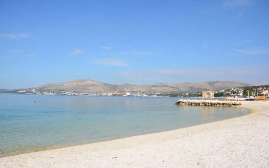 Trogir oblázková pláž.