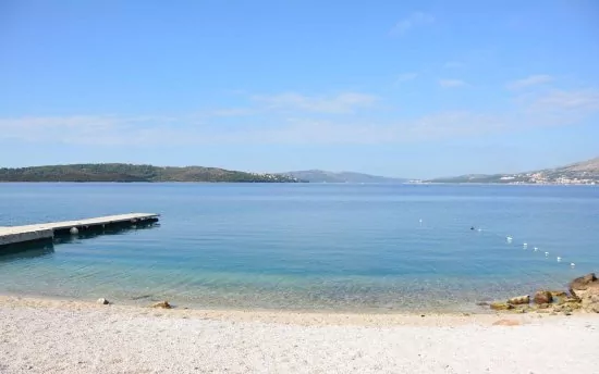 Trogir oblázková pláž.