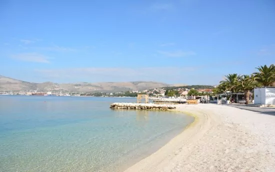 Trogir oblázková pláž.