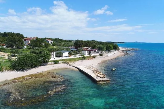 Biograd na Moru letecký pohled na pobřeží v blízkosti domu.