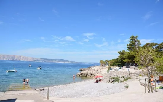 Oblázková pláž 150 m pěší chůzí.