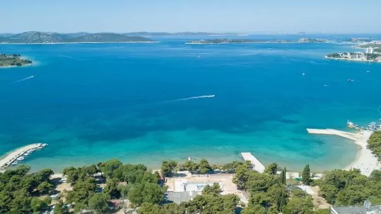 Vodice letecký pohled na pobřeží v blízkosti domu.