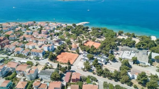 Vodice letecký pohled na pobřeží v blízkosti domu.