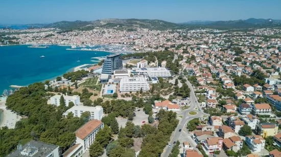 Vodice letecký pohled na pobřeží v blízkosti domu.