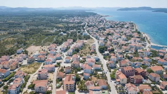 Vodice letecký pohled na pobřeží v blízkosti domu.