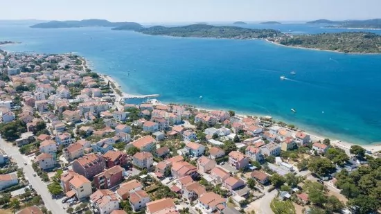 Vodice letecký pohled na pobřeží v blízkosti domu.