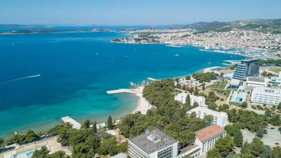 Vodice letecký pohled na pobřeží v blízkosti domu.