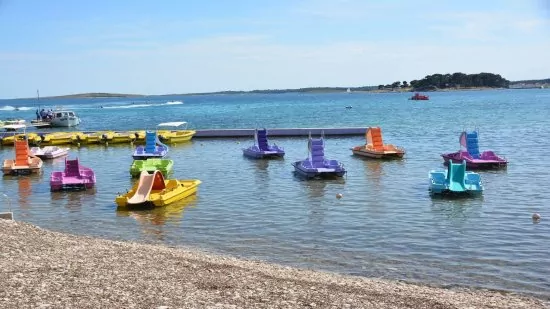 Písečná a oblázková pláž 400 m pěší chůzí.