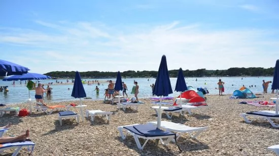 Dům se nachází 400 m pěší chůzí od moře a písečné, oblázkové pláže.