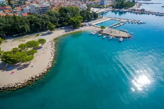 Crikvenica letecký pohled na pobřeží a město.