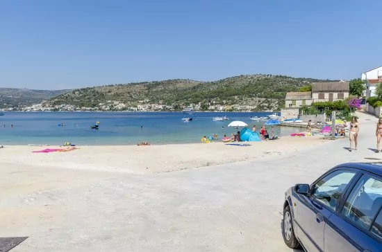 Pláž s pozvolným vstupem do moře 30 m pěší chůzí.