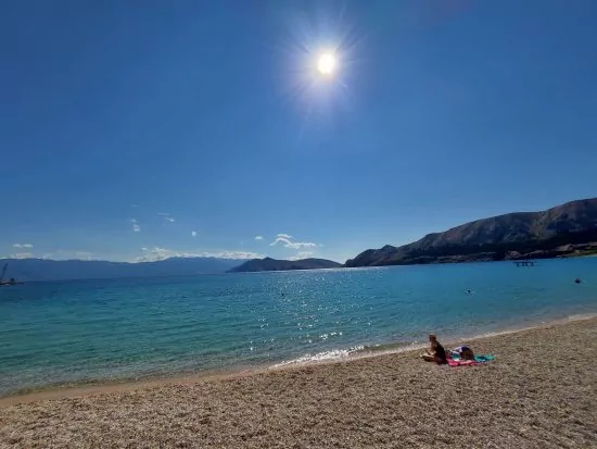 Oblázkovo-písčitá pláž s pozvolným vstupem do moře.
