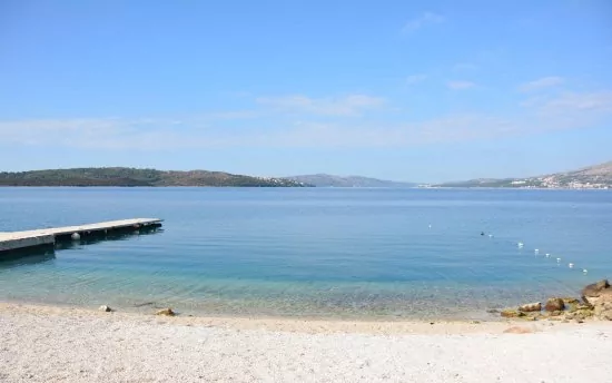 Moře a oblázková pláž 650 m pěší chůzí.