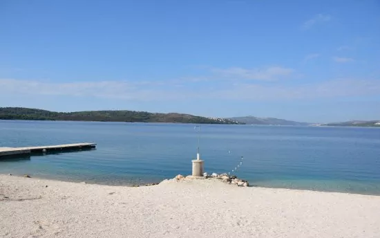 Moře a oblázková pláž 650 m pěší chůzí.