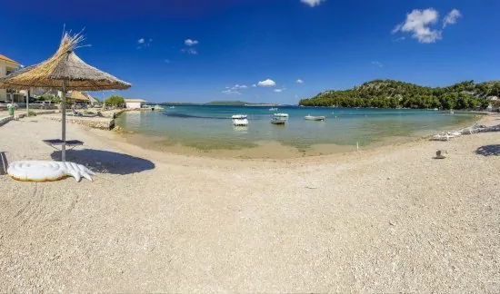 Moře a pláž 900 m pěší chůzí.